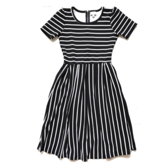 LuLaRoe Dresses & Skirts - Lularoe Amelia 🦄